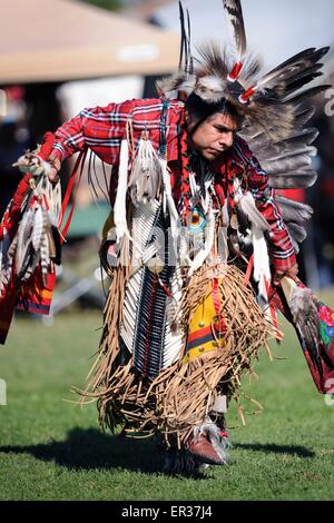 Gekleidet in zeremonielle Tracht Indianer Johnny Velasquez, beteiligt ein Mitglied des Stammes Apache sich an traditionelle Tänze während der jährlichen Erbe Tag Pow Wow 25. November 2014 in South Gate in Kalifornien. Stockfoto