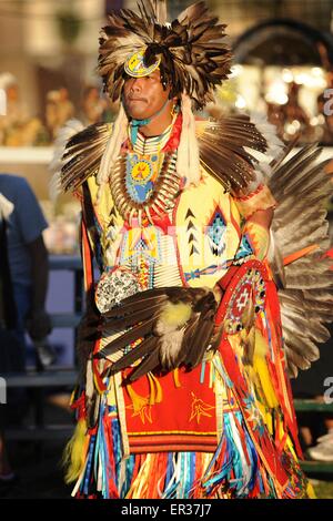Gekleidet in zeremonielle Tracht, die, den Native American Veterans in traditionellen Tänzen während der jährlichen Erbe Tag Pow Wow 25. November 2014 in South Gate, Kalifornien teilzunehmen. Stockfoto