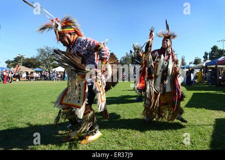 Gekleidet in zeremonielle Tracht, die, den Native American Veterans in traditionellen Tänzen während der jährlichen Erbe Tag Pow Wow 25. November 2014 in South Gate, Kalifornien teilzunehmen. Stockfoto