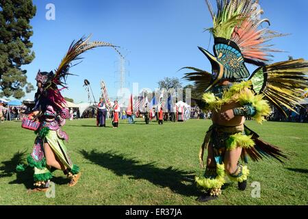 Gekleidet in zeremonielle Tracht, die, den Native American Veterans in traditionellen Tänzen während der jährlichen Erbe Tag Pow Wow 25. November 2014 in South Gate, Kalifornien teilzunehmen. Stockfoto