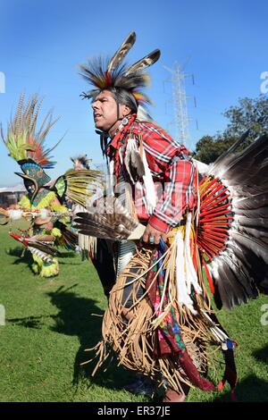 Gekleidet in zeremonielle Tracht Indianer Johnny Velasquez, beteiligt sich ein Mitglied des Stammes Apache traditionelle Tänze während der jährlichen Erbe Tag Pow Wow 25. November 2014 in South Gate in Kalifornien. Stockfoto