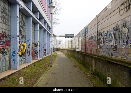 DEU, Deutschland, Nordrhein-Westfalen, Ruhrgebiet, Essen, die Autobahn A 40, Lärmschutzwand in der Stadt.  DEU, Deutschland, Nordrhe Stockfoto