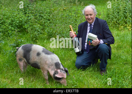 Heu-Festival, Powys, Wales, UK. 26. Mai 2015. Alexander McCall Smith erhält seinen Preis für den Gewinn der Bolllinger Everyman Wodehouse Prize für seinen Roman "Fatty O'Leary Dinner Party" im Hay Festival 2015. Bildnachweis: f8 Bilder/Alamy Live News Stockfoto