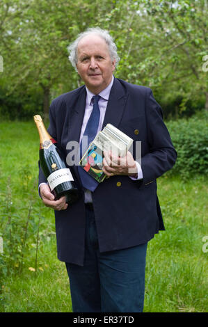 Heu-Festival, Powys, Wales, UK. 26. Mai 2015. Alexander McCall Smith erhält seinen Preis für den Gewinn der Bolllinger Everyman Wodehouse Prize für seinen Roman "Fatty O'Leary Dinner Party" im Hay Festival 2015. Bildnachweis: f8 Bilder/Alamy Live News Stockfoto