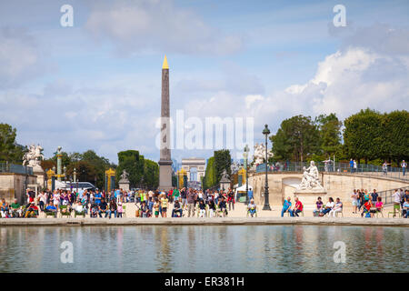 Paris, Frankreich - 9. August 2014: Teich im Jardin des Tuileries mit walking Touristen, Blick auf die Avenue des Champs-Elysées und Ort Stockfoto