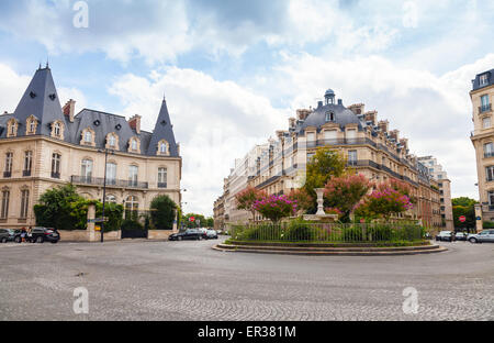 Paris, Frankreich - 9. August 2014: Panorama Stadtbild von Runde Place Francois 1er mit alten Brunnen und Blumen in der Mitte Stockfoto