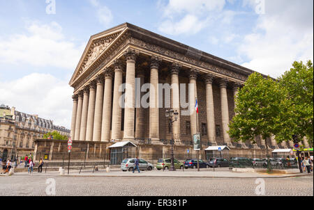 Paris, Frankreich - 9. August 2014: La Madeleine Kirche außen mit Touristen auf der Straße laufen Stockfoto