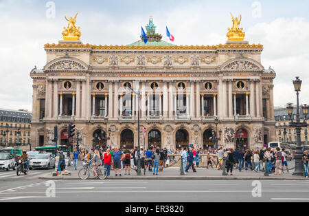 Paris, Frankreich - 9. August 2014: Palais Garnier, Vorderansicht der alten Oper in Paris mit Menschen und Autos Stockfoto