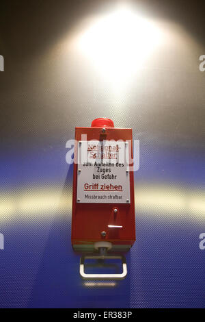 Europa, Deutschland, Ruhr Gebiet, Bochum, u-Bahnstation Bochumer Verein Jahrhunderthalle, Notschalter, den Zug im Fall stoppen Stockfoto