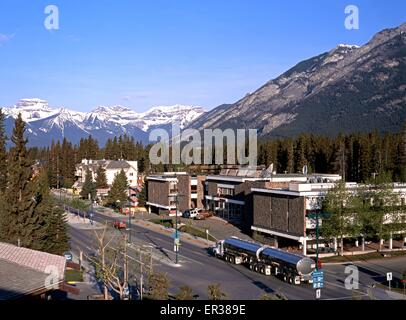 Erhöhten Blick entlang der Hauptstraße durch die Stadt Banff mit Schnee bedeckt Berge nach hinten, Banff, Kanada. Stockfoto