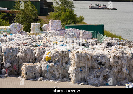 Europa, Deutschland, Ruhrgebiet, Dortmund, recycling-Unternehmen am Hafen Dortmund, Ballen von Kunststoffabfällen.  Europa, Deutschland, Stockfoto