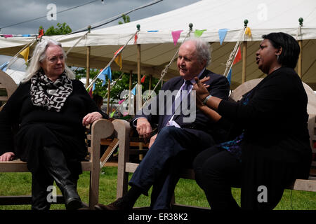 Hay-Festival, Powys, Wales 26. Mai 2015 Kinder Laureate Malorie Blackman spricht neben Autor Alexander McCall Smith und der nationalen Dichter von Wales Gillian Clarke am Tag 6 der Hay Festival. Stockfoto