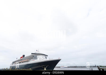 Liverpool, Vereinigtes Königreich. 25. Mai 2015. Die Stadt beherbergt die drei Königinnen Kreuzfahrtschiffe in Bildung auf den Fluss Mersey feiert 175 Jahre Cunard. Die Queen Mary 2 am Fluss Mersey angedockt. Bildnachweis: Paul Adams/Alamy Live-Nachrichten Stockfoto