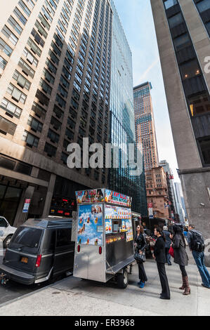 Menschen können gesehen werden, warten auf Essen aus Essen-Wagen auf den Straßen in New York City Stockfoto