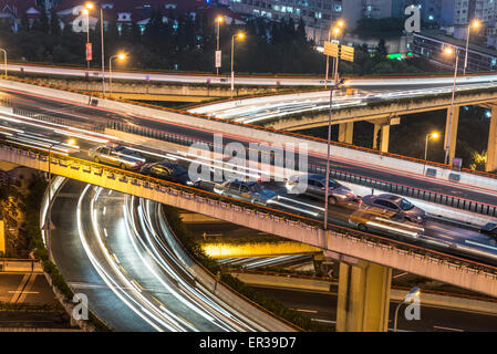 Luftaufnahme von Shanghai Viadukt Nacht, schwere Verkehrsstaus Stockfoto