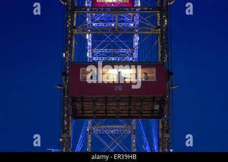 Riesenrad Prater Schlitten, die Besucher der Prater bei Nacht Fahrt mit dem berühmten Riesenrad, Wien, Österreich genießen. Stockfoto