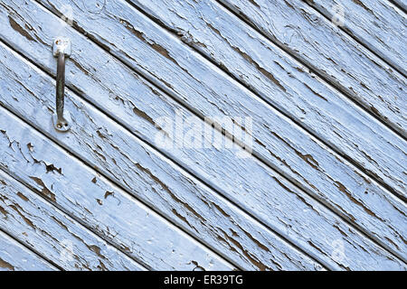 alte Holztür mit einem Griff Stockfoto