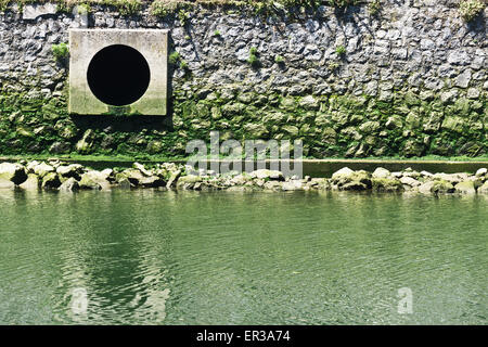 Abwasser auf einem Teich ablassen Stockfoto