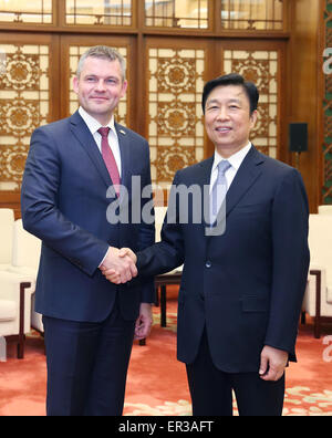 Peking, China. 26. Mai 2015. Chinese Vice President Li Yuanchao (R) trifft sich mit Peter Pellegrini, Parlamentspräsident der Slowakei, in Peking, Hauptstadt von China, 26. Mai 2015. © Yao Dawei/Xinhua/Alamy Live-Nachrichten Stockfoto