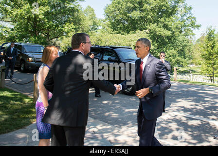 US-Präsident Barack Obama wird von US-Verteidigungsminister Ash Carter begrüßt, wie er für Volkstrauertag Zeremonien auf dem Arlington National Cemetery 25. Mai 2015 in Arlington, Virginia ankommt. Stockfoto