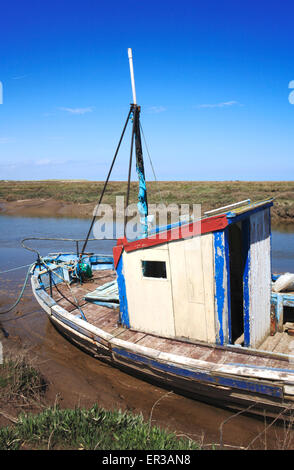 Eine sich verschlechternde Fischerboot vor Anker in den kleinen Hafen von North Norfolk am Dornweiler, Norfolk, England, Vereinigtes Königreich. Stockfoto