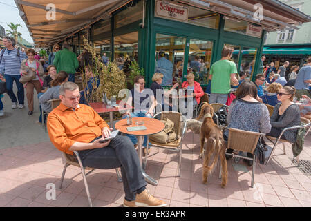 Café Wien Naschmarkt, Besucher der riesigen Naschmarkt draussen auf der Terrasse einer der vielen Bars der Gegend, Wien, Österreich zu entspannen. Stockfoto