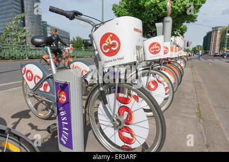 Wien Radfahren, Blick auf Wiens Fahrradverleih, immens beliebt bei Einheimischen und Touristen gleichermaßen in der österreichischen Hauptstadt. Stockfoto