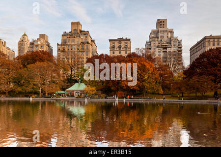 Ein Volk, das Segeln ein Modellboote am Konservatorium Wasser im New Yorker Central Park Stockfoto