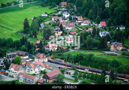 Ein Güterzug fährt entlang der Elbe zu Rathen (Sachsen), Deutschland, 19. Mai 2015. Foto: Thomas Eisenhuth/Dpa - kein Draht-Dienst- Stockfoto
