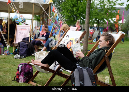Hay-Festival, Powys, Wales - Mai 2015 - Halbzeit bei Hay Festival erfreut sich ein Teenager Leser die Möglichkeit zu sitzen, lesen und entspannen Sie sich in den Festival-Liegestühlen auf dem Rasen Rasen.  Das Literaturfestival hat viele Sitzungen und Veranstaltungen von den Autoren der Kinderbücher für junge Leser, zu besuchen. Stockfoto