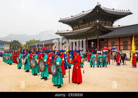 SEOUL, Südkorea - 25. Oktober 2014: der Wechsel der Wache Demonstration im Gyeongbokgung Palace am 25. Oktober 2014 in S Stockfoto