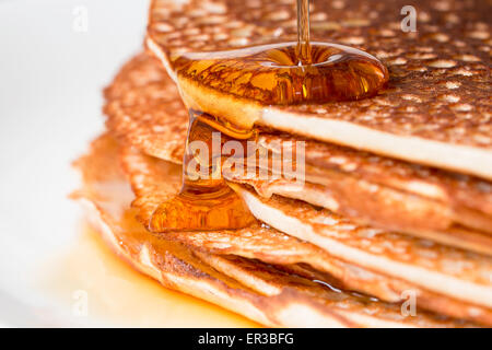 Stapel von Pfannkuchen mit Ahornsirup Stockfoto