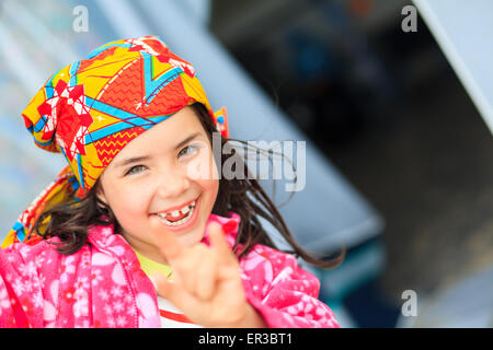 Porträt eines lächelnden Mädchens gestikulieren Horn Zeichen Stockfoto
