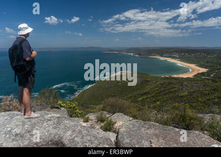 Reifer Mann mit Blick auf Putty Strand und Killcare, Bouddi National Park, Central Coast, NSW, Australien Stockfoto