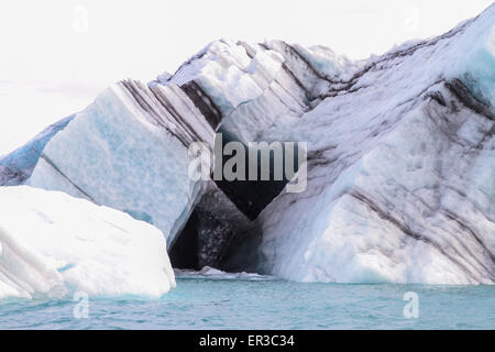 Nahaufnahme eines schwarz gestreiften Eisbergs, Jokulsarlon, Vatnajokull Glacier National Park, Austurland, Island Stockfoto