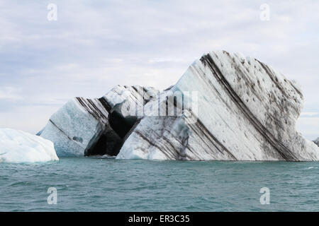 Nahaufnahme eines schwarz gestreiften Eisbergs, Jokulsarlon, Vatnajokull Glacier National Park, Austurland, Island Stockfoto