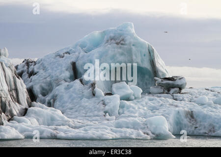 Nahaufnahme eines schwarz gestreiften Eisbergs, Jokulsarlon, Vatnajokull Glacier National Park, Austurland, Island Stockfoto