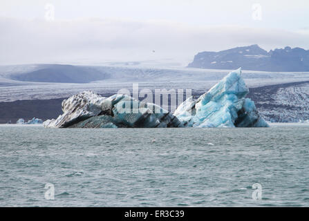 Nahaufnahme eines schwarz gestreiften Eisbergs, Jokulsarlon, Vatnajokull Glacier National Park, Austurland, Island Stockfoto