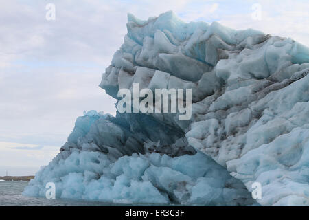 Nahaufnahme eines schwarz gestreiften Eisbergs, Jokulsarlon, Vatnajokull Glacier National Park, Austurland, Island Stockfoto