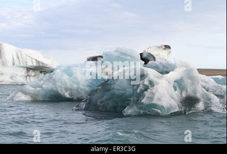 Nahaufnahme eines schwarz gestreiften Eisbergs, Jokulsarlon, Vatnajokull Glacier National Park, Austurland, Island Stockfoto