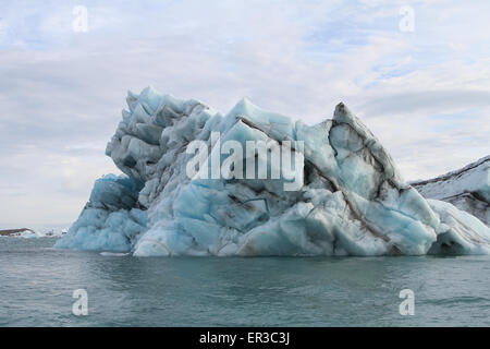 Nahaufnahme eines schwarz gestreiften Eisbergs, Jokulsarlon, Vatnajokull Glacier National Park, Austurland, Island Stockfoto