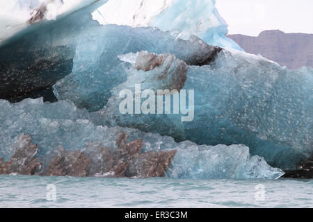 Nahaufnahme des schwarz gestreiften Eisbergs, Jokulsarlon, Vatnajokull Glacier National Park, Austurland, Island Stockfoto