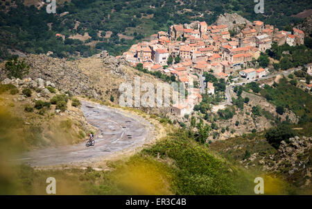 Mann auf einer Bergstraße in der Nähe von Lumio, Korsika, Frankreich Stockfoto