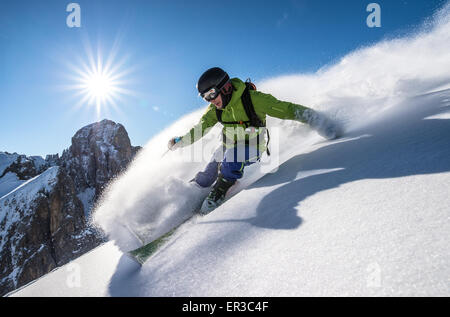 Mann Skifahren abseits der Piste, Dolomiten, Italien Stockfoto