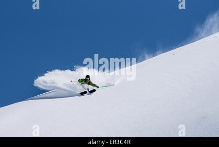 Mann-Powder-skiing, Salzburg, Österreich Stockfoto