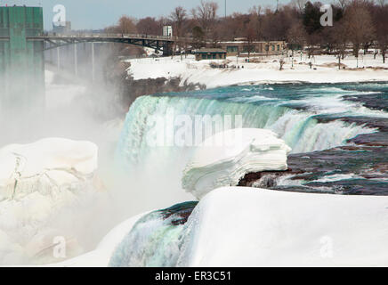 Niagara Falls Horseshoe Falls bedeckt im Schnee im Winter, Kanada Stockfoto