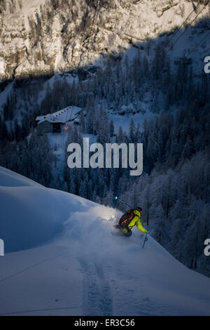 Mann-Powder-skiing in der Abenddämmerung, Salzburg, Österreich Stockfoto