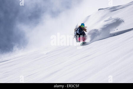 Mädchen-Snowboarding im frischen Pulverschnee, Gastein, Salzburg, Österreich Stockfoto