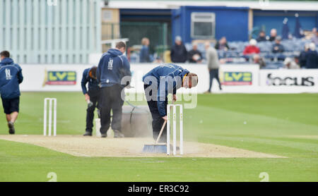 Brighton UK 24. Mai 2015 - Bodenpersonal in Sussex Cricket Club Vorbereitung der Wicket und Stellplatz für das Spiel während des Spiels zwischen Sussex und Warwickshire die Tonhöhe unter Verdacht der EZB nach der großen Anzahl an Wickets gekommen, die am ersten Tag aufgenommen wurden Stockfoto