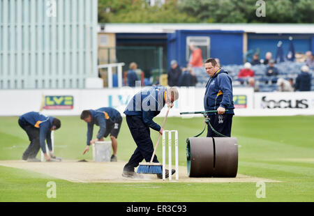 Brighton UK 24. Mai 2015 - Bodenpersonal in Sussex Cricket Club Vorbereitung der Wicket und Stellplatz für das Spiel während des Spiels zwischen Sussex und Warwickshire die Tonhöhe unter Verdacht der EZB nach der großen Anzahl an Wickets gekommen, die am ersten Tag aufgenommen wurden Stockfoto